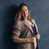 Логотип телеграм канала @anna_titova_ru — Анна Титова про эмиграцию и жизнь с двумя подростками