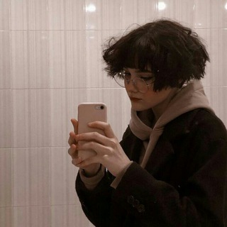 Логотип телеграм канала @appledarkkk — `'корица в вечности°*📼
