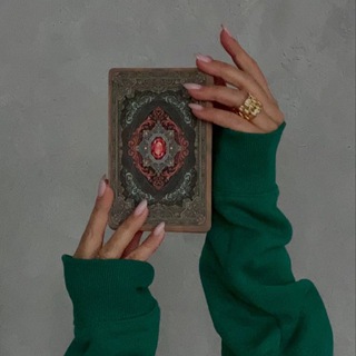 Логотип телеграм канала @astrolojil — таро & гороскоп🖤
