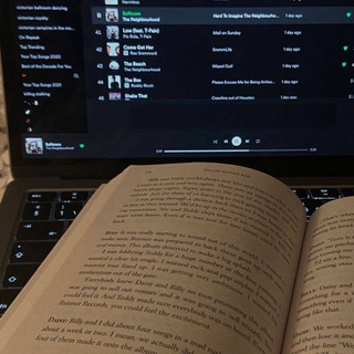 Логотип телеграм канала @book_future — открытая книга в будущее