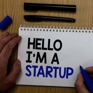 Логотип телеграм канала @businessandsocial — 👄👁👁👄 I am a startup