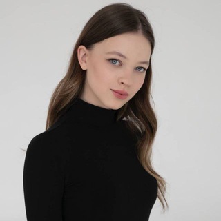 Логотип телеграм канала @carharttgirl — девочка кархарт