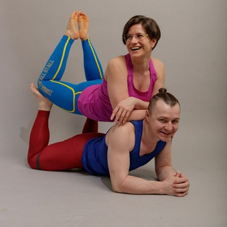 Логотип телеграм канала @couplesyoga — 🫰Йога для двоих🫰