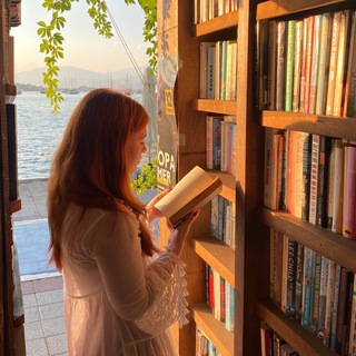 Логотип телеграм канала @dariareads — даш, что почитать?