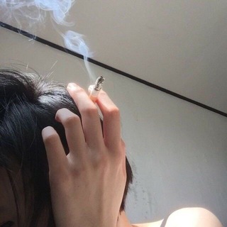 Логотип телеграм канала @dysthumia — дым сигарет с ментолом