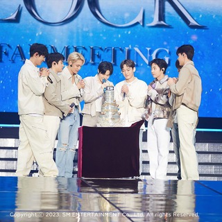 Логотип телеграм канала @gallery_exo — EXO ◑ GALLERY