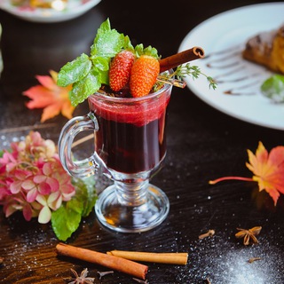 Логотип телеграм канала @glintwinesklubnikoi — Глинтвейн с клубникой