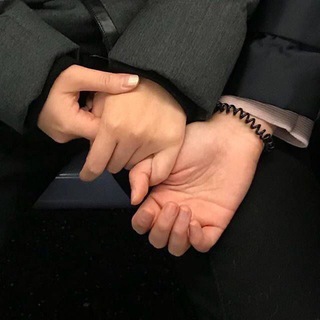 Логотип телеграм канала @herepsychology — синяки на руках