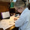 Логотип телеграм канала @iloveasyaantik — филолог с бантиком