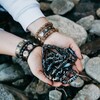 Логотип телеграм канала @kamelika_dzi — Бусины Дзи в мистических браслетах Камелика