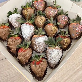 Логотип телеграм канала @katemagicberry — Magic berry. Клубника в шоколаде🍓