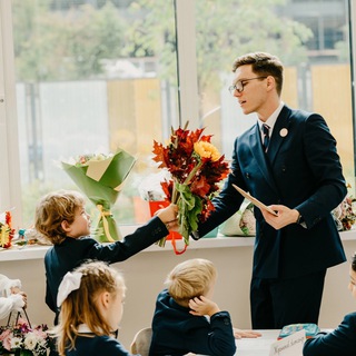 Логотип телеграм канала @kk_teacher — 📌ЗДЕСЬ НЕ ОЦЕНИВАЮТ, А ЦЕНЯТ