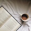 Логотип телеграм канала @kofevpostel_stihi — Кофе в постель | стихи | поэзия