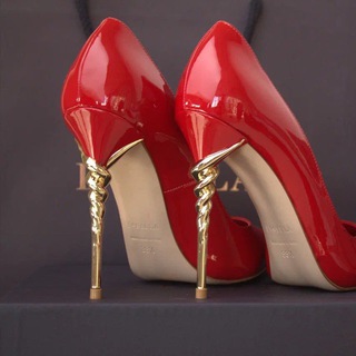 Логотип телеграм канала @lascarparossafromitaly — «LA SCARPA ROSSA»