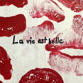 Логотип телеграм канала @laviestbelleea — La vie est belle