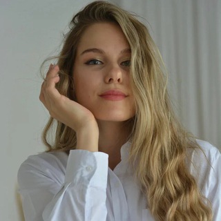 Логотип телеграм канала @lun_school — с Катей на бюджет | обществознание ✨
