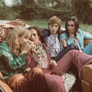 Логотип телеграм канала @maaneeskiin — кофе с måneskin ☕️🌷