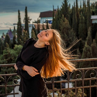 Логотип телеграм канала @madame_juliy — Антицеллюлитница с чемоданом