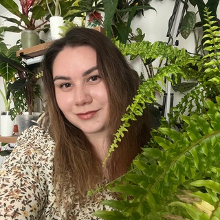 Логотип телеграм канала @march_vickie_plants — March Vickie. Тотемы, опоры, растения 🌿