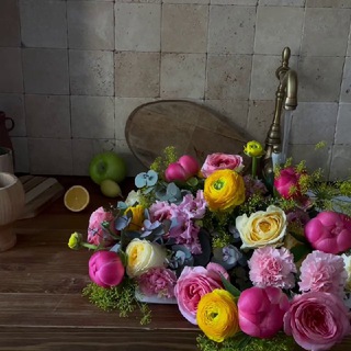 Логотип телеграм канала @mate_free — MATE flowers & gifts
