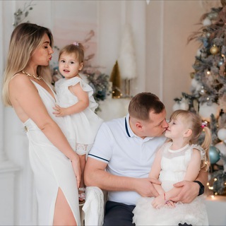 Логотип телеграм канала @maznevy_family — LOVE is in the AIR 🥰