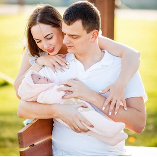 Логотип телеграм канала @mom_and_pap — mom@pap