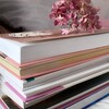 Логотип телеграм канала @momsbooks — Книжный клуб мам