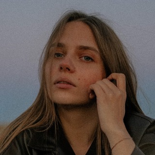 Логотип телеграм канала @nadimoovi — nadimoovi. Девочка с камерой