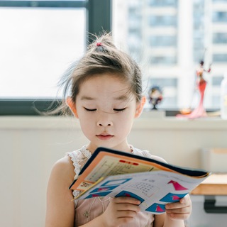 Логотип телеграм канала @nevernotteaching — Два иняза и лит-ра