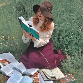 Логотип телеграм канала @ninaaacha_books — Нинача вещает: о кино и книгах
