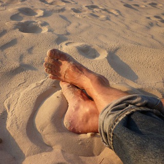 Логотип телеграм канала @noga_na_peske — Нога на песке