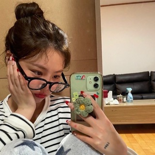 Логотип телеграм канала @oboi_wallpaper_kpop — обои на телефон