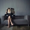 Логотип телеграм канала @on_the_couch — На диване (книги, кино и сериалы)