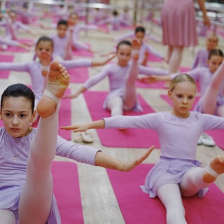 Логотип телеграм канала @privetballet — PRIVET.BALLET!