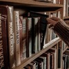 Логотип телеграм канала @readingthroughtheages — Чтение сквозь века📚🦋