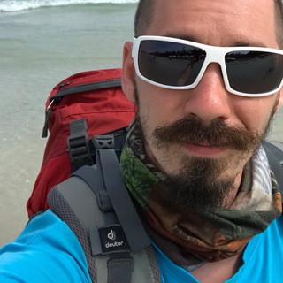 Логотип телеграм канала @redbackpack — Красный пыльный рюкзак