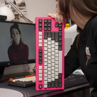 Логотип телеграм канала @schoolgirls_and_keyboards — Девушки и клавиатуры