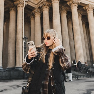 Логотип телеграм канала @she_is_viks — she is viks
