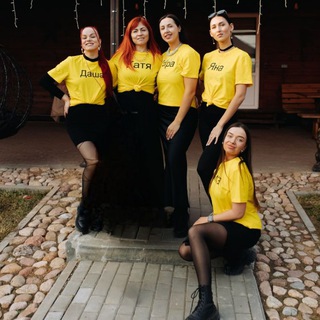 Логотип телеграм канала @speaking_yellow_girls — Жёлтые круги под глазами🤣