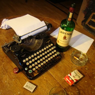 Логотип телеграм канала @table_with_typewriter — Стол с печатной машинкой