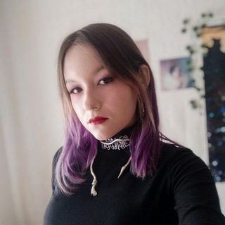Логотип телеграм канала @therightwayaround — что-то на журналистском