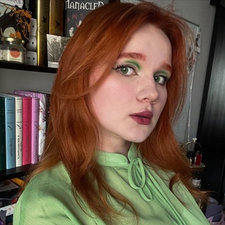 Логотип телеграм канала @v_knigah_sidela — Женя читает…