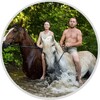 Логотип телеграм канала @vderevnes — СашаЛера. Жизнь в лесной деревне