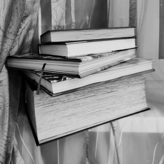 Логотип телеграм канала @very_different_books — Что почитать? Канал про книги
