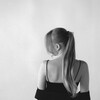 Логотип телеграм канала @vi_brnd — БОЛЬШЕ, ЧЕМ ДИЗАЙН 💡