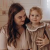 Логотип телеграм канала @vikaakatjeva1999 — мама с камерой @vika_akatjeva