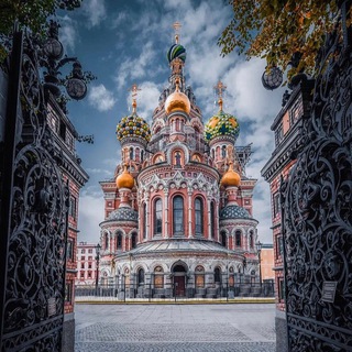Логотип телеграм канала @vpitereistina — В Питере -творить!