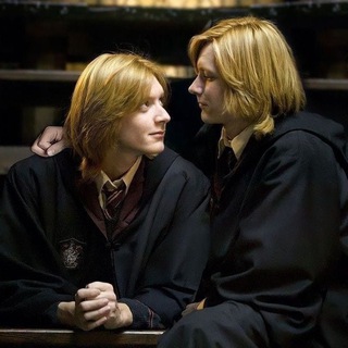 Логотип телеграм канала @weasleytwinsdiary — 𝕎𝔼𝔸𝕊𝕃𝔼𝕐 𝕋𝕎𝕀ℕ𝕊 𝕊𝕋𝕆ℝ𝕐💔