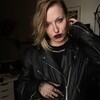 Логотип телеграм канала @woman_with_bird — девица с птицей
