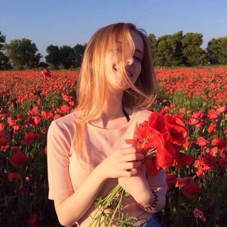 Логотип телеграм канала @youngandbeautifulcaptures — Молода и Прекрасна